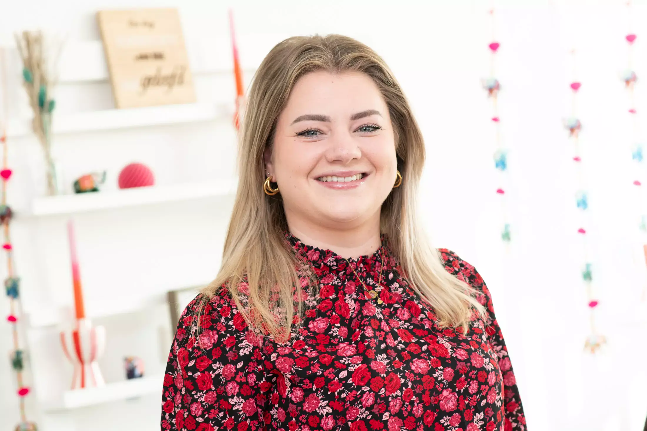 Vrouw die blij lacht